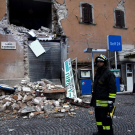Bomberos inspeccionan un edificio destruido en Visso, Italia, tras los terremotos. EFE