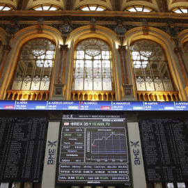Los paneles informativos de la Bolsa de Madrid. EFE