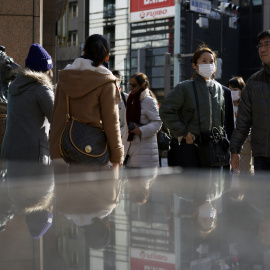 Transeuntes visitan el área comercial de Tokio. EFE/Franck Robichon
