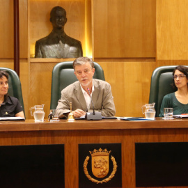 El alcalde de Zaragoza, Pedro Santisteve, entre Luisa Broto y Elena Giner. / ZARAGOZA.ES