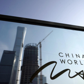 El logo de 'China World', cerca de varios edificios en construcción en la zona financiera de Pekín. REUTERS/Jason Lee