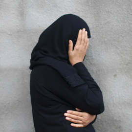 Una familiar del joven palestino muerto el sábado en un enfrentamiento con las tropas israelíes llora durante su funeral en el sur de la Franja de Gaza. REUTERS / Ibraheem Abu Mustafa