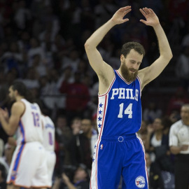 Sergio Rodríguez gesticula en su primer partido en el regreso a la NBA con los 76ers de Philadelphia. /AFP