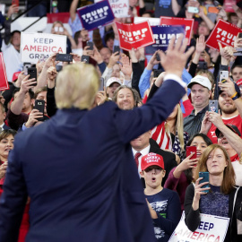 14/01/2020- El presidente Donald Trump saluda a sus partidarios durante un mitin de campaña en Milwaukee, Wisconsin, EEUU. REUTERS / Kevin Lamarque