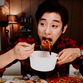 Un coreano cenando y visto a través de 'streaming'.
