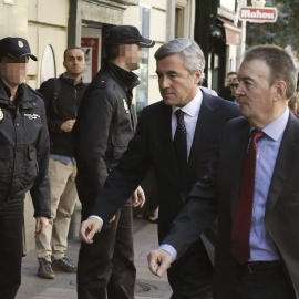 El ex secretario general del PP Ángel Acebes, a su llegada a la sede de la Audiencia Nacional tras haber sido imputado por la contabilidad B del PP. EFE