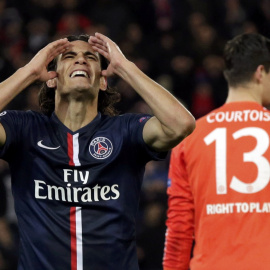 Cavani se lamenta ante Courtois tras marrar una ocasión. REUTERS/Philippe Wojazer