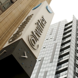 El logo de Twitter delante de la sede de la empresa de redes sociales en la localidad californiana de San Francisco. REUTERS/Robert Galbraith