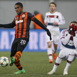 Ribery se queja de un golpe recibido durante el partido. REUTERS/Valentyn Ogirenko