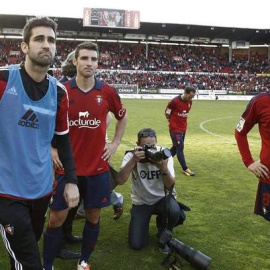Los jugadores de Osasuna tras consumarse el descenso del equipo la temporada pasada. /EFE