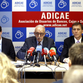 El presidente de Adicae, Manuel Pardos, y otros responsables de la asociación, durante la rueda de prensa para valorar las últimas novedades en torno a las cláusulas suelo. EFE/Ángel Díaz