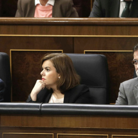 El presidente del Gobierno, Mariano Rajoy (d), la vicepresidenta, Soraya Sáenz de Santamaría, y el ministro de Justicia, Rafael Catalá (i), durante la sesión de control al Ejecutivo hoy en el pleno del Congreso. EFE/Paco Campos