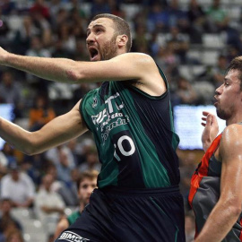 Albert Miralles (i), durante uno de los últimos partidos del Joventut. EFE/Andreu Dalmau