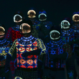 Acróbatas vestidos de cosmonautas actúan durante el espectáculo "Totem" en Singapur hoy 27 de octubre de 2015. El espectáculo durará hasta el 6 de diciembre de 2015. EFE/Wallace Woon