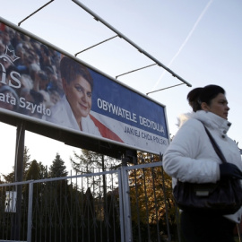 Una bandera electoral que representa Derecho y de Justicia candidato a Primer Ministro Szydlo se ve en Wasaw. REUTERS