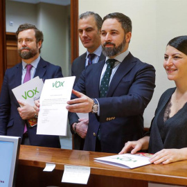 El presidente de Vox, Santiago Abascal, junto a los miembros de su grupo parlamentario Macarena Olona, Iván Espinosa de los Monteros y Francisco Javier Ortega Smith, presenta la inciativa en el registro del Congreso, este lunes. EFE/Emilio 