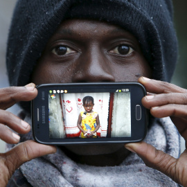 Papi también es refugiado de guerra, aunque los emigrantes africanos nunca han tenido el mismo estatus que los sirios pese a que la guerra en África es casi una regla general. Vivía en Kinshasa, Congo. En su teléfono, muestra una foto de su