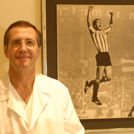 Carlos Ruiz, con su bata, y una imagen suya celebrando un gol.