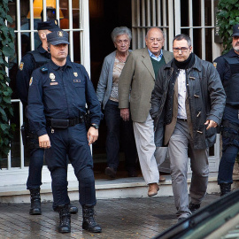 Jordi Pujol y su esposa, Marta Ferrusola, durante el registro de su casa. GUILLEM SANS