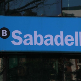 Logo del Banco Sabadell en una sucursal de la entidad. E.P.