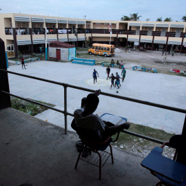 Unos niños juegan al fútbol en Les Cayes (Haití) tras el paso del huracán Matthew hace unos días. /REUTERS