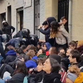 Activistas y vecinos del bario del Clot barcelonés han detenido el desahucio del hombre de 92 años. / Tsunami Repressiu-Twitter