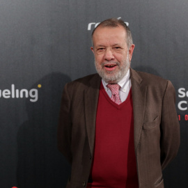 El defensor del pueblo, Francisco Fernández Marugán, en el photocall de la gala de entrega de los premios por el centenario de Save the Children. / Europa Press