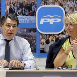 Fotografía facilitada por el PP de Madrid de su presidenta, Esperanza Aguirre (d), junto al presidente de la Comunidad de Madrid, Ignacio González. (EFE)