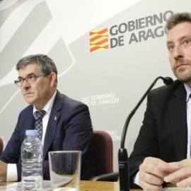 De izquierda a derecha, los consejeros Fernando Gimeno (Hacienda, PSOE), Vicente Guillén (Presidencia, PSOE) y José Luis Soro (Vertebración del Territorio, Cha), en la presentación de la reforma fiscal del Gobierno de Aragón. ARAGONHOY.NET