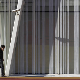 Un hombre habla por su móvil delante de la sede de Telefónica en Barcelona. REUTERS/Albert Gea