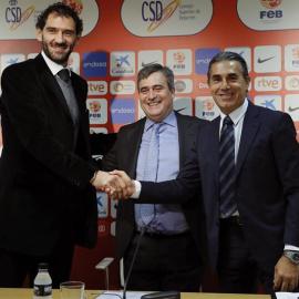 El seleccionador nacional de baloncesto, Sergio Scariolo (d), ha ampliado este viernes cuatro años más su contrato. /EFE