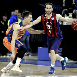 El base brasileño del Barcelona, Marcelinho Huertas (d) intenta superar la defensa del base serbio del Valencia, Nemanja Nedovic. - EFE