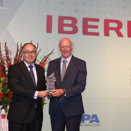 Luis Gallego, presidente de Iberia, recibe el premio de manos de Peter Harbison, presidente ejecutivo de la consultora CAPA.