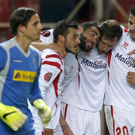 Los jugadores del Sevilla celebran el primer gol del equipo andaluz ante el Borussia Mönchengladbach. - EFE