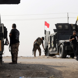 Miembros de las fuerzas iraquíes "peshmergas" hacen guardia en un puesto de control en Bartila, a 27 kilómetros de Mosul, Irak. /  EFE