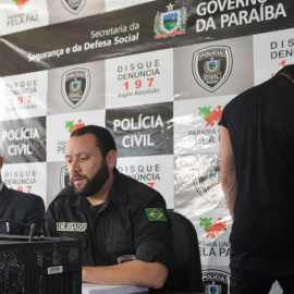 Los comisarios locales Reinaldo Nóbrega (centros y Marcos Paulo Vilela (izquierfda) hablan en una rueda de prensa junto al sospechoso detenido. / DIOGO ALMEIDA (EFE)