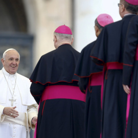 Francisco saluda a los obispos durante la audiencia semanal en la Plaza de San Pedro en el Vaticano. REUTERS/Stefano Rellandini