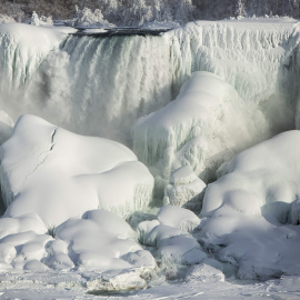 Las Cataratas del Niágara, situadas en la frontera entre Estados Unidos y Canadá, congeladas por la caída de las temperaturas.