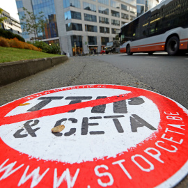 Una pancarta en la que se lee " STOP TTIP CETA" frente a la sede de la UE en Bruselas, Bélgica. / REUTERS