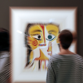 Dos mujeres observan el grabado 'Retrato estilizado de Jacqueline', 1962, de Pablo Picasso,que forma parte de la exposición organizada por la Fundación Bancaja, que reúne mas de 200 obras del artista malagueño, entre grabados, óleos y fotog