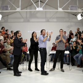 El secretario general  de Podemos, Pablo Iglesias, con el director de campaña, Iñigo Errejón, la coordinadora de Programa, Carolina Baescansa, el secretario de Organización, Sergio Pascual, y la secretaria de Coordinación de Areas, Irene Mo
