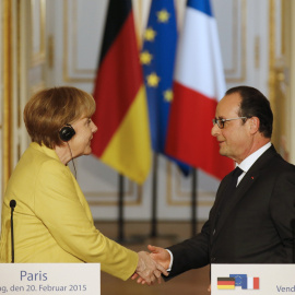 La canciller alemana Angela Merkel y el presidente francés Francois Hollande estrechan sus manos antes de iniciar la rueda de prensa conjunta en París. REUTERS/Pascal Rossignol