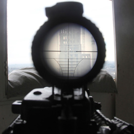 Vista de un francotirador rebelde apuntando a un edificio donde están estacionadas las fuerzas leales al Al-ASsad, en Siria. /REUTERS/STR