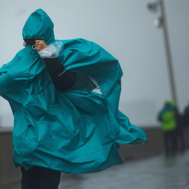 Una persona camina este martes por el paseo marítimo de la Barceloneta | EFE
