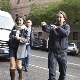 El secretario general de Podemos, Pablo Iglesias, junto a la secretaria de Coordinación de Areas, Irene Montero, a su llegada al acto de presentación del equipo de campaña para el 20-D. EFE/Fernando Villar
