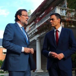 El presidente del Gobierno, Mariano Rajoy, y el líder del PSOE, Pedro Sánchez, este miércoles, en los jardines de La Moncloa. EUROPA PRESS