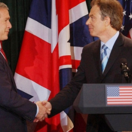 Tony Blair junto con el expresidente estadounidense, George Bush, en 2003, año de la invasión a Irak