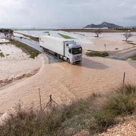 21/01/2020.- Un camión junto a la rambla desbordada de la Maraña, San Javier, tras las intensas lluvias por el temporal. / EFE