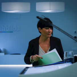 22/01/2020.- La portavoz de EH Bildu en el Parlamento Vasco, Maddalen Iriarte, en una rueda de prensa sobre la operación de la Guardia Civil en la que han detenido a expresos de ETA y miembros de Sortu. EFE/Javier Etxezarreta