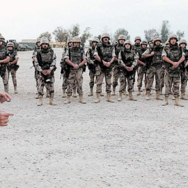Imagen de 2004 del general Fulgencio Coll (izquierda), dirigiéndose a los soldados de la brigada 'Plus Ultra', con base principal en la ciudad de Diwaniya (Irak), antes de regresar a España. EFE/Ballesteros
